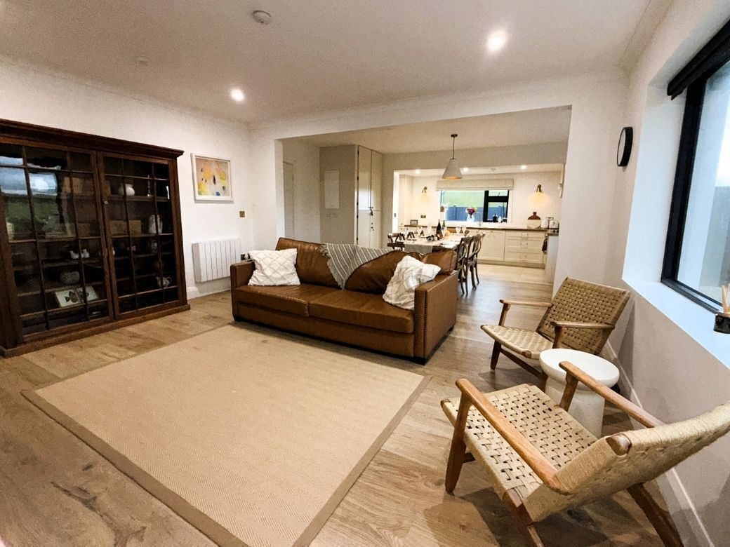 Una Smart TV, una chimenea, libros