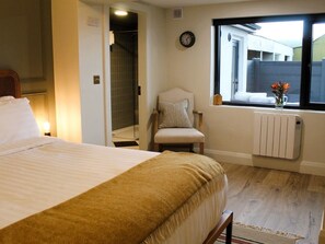 4 chambres, bureau, fer et planche à repasser, lit parapluie