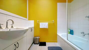 Douche, sĂšche-cheveux, serviettes fournies