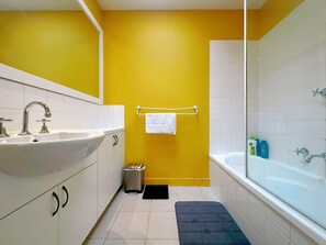 Shower, hair dryer, towels - City Center Stay, With Parking (Hobart)