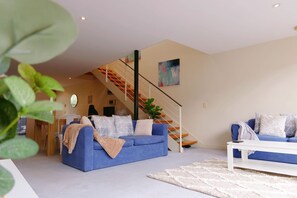 TV, computer monitors - City Center Stay, With Parking (Hobart)