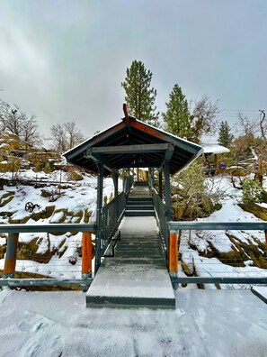 Property grounds - Hibernation Station | Rustic Cabin + Hot Tub (Arrowbear Lake)