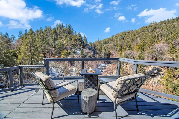 Terrace/patio - Hibernation Station | Rustic Cabin + Hot Tub (Arrowbear Lake)