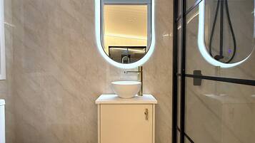 Hiustenkuivaaja, bidee, pyyhkeet, saippua