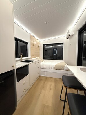 1 slaapkamer, een strijkplank/strijkijzer, wifi, beddengoed