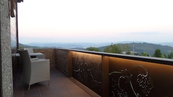 Familien-Dreibettzimmer, Talblick | Terrasse/Patio