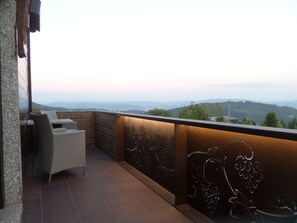 Familien-Dreibettzimmer, Talblick | Terrasse/Patio