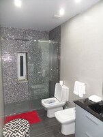 Habitación Confort con 1 cama doble o 2 individuales, vistas al jardín | Baño | Secador de pelo, zapatillas, toallas y jabón