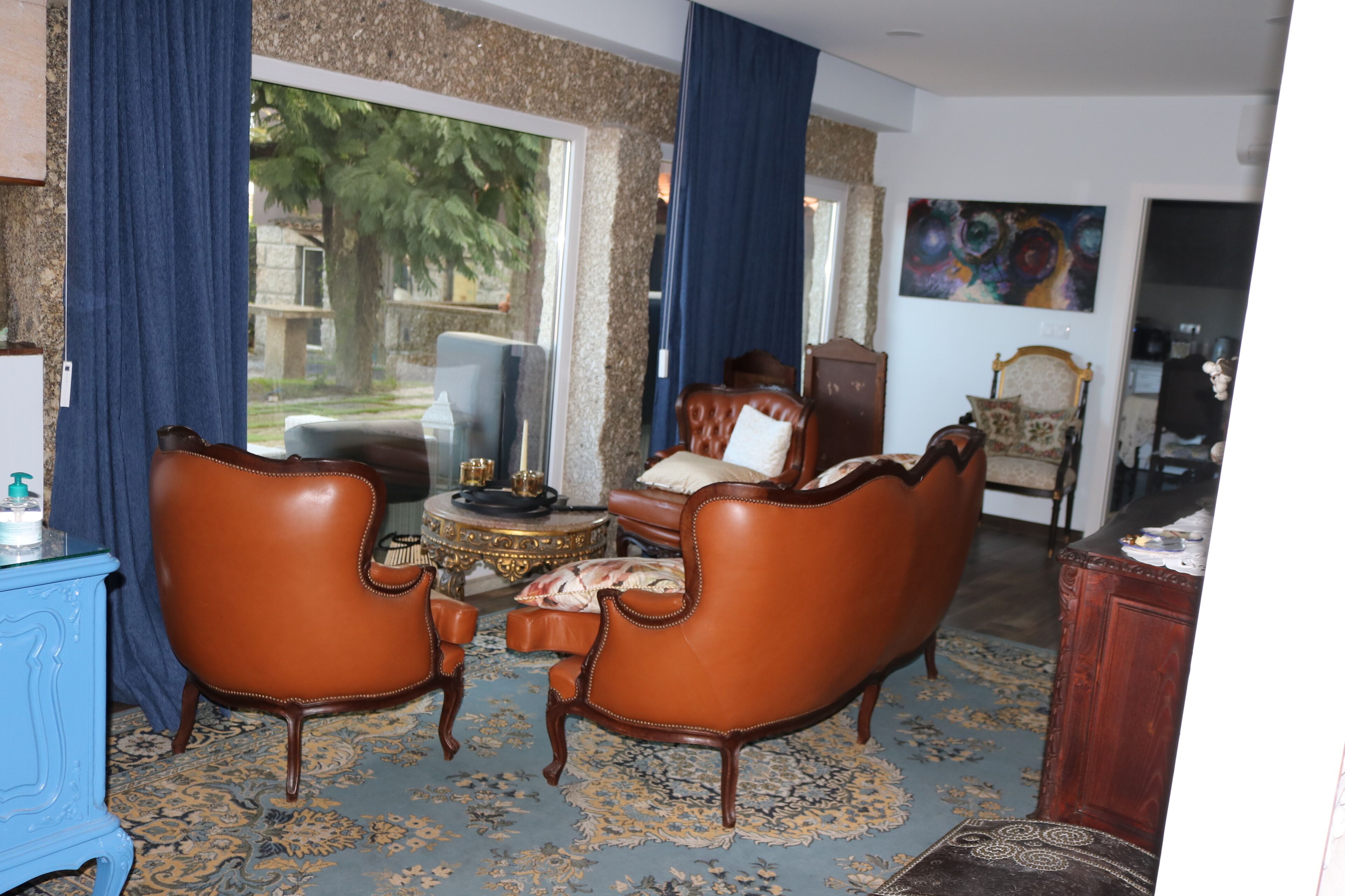 TV, mainan, buku, dan peralatan stereo