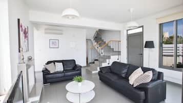 Villa, 3 Bedrooms, Private Pool, Garden View | Living room