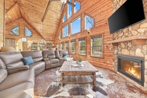 TV, fireplace - NEW! Prime Cabin, Hot Tub-Firepit-Safari, Sleeps 8 (Broken Bow)