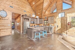 Fridge, microwave, oven, stovetop - NEW! Prime Cabin, Hot Tub-Firepit-Safari, Sleeps 8 (Broken Bow)
