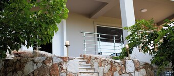 Relax with Stunning Sea View at Mulberry House