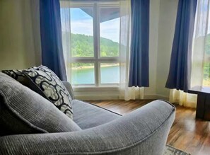 Interior - Cliff Top, Hot Tub, Fire Pit, Mountain Lake Views (Eureka Springs)