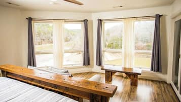 3 bedrooms, desk, WiFi, bed sheets