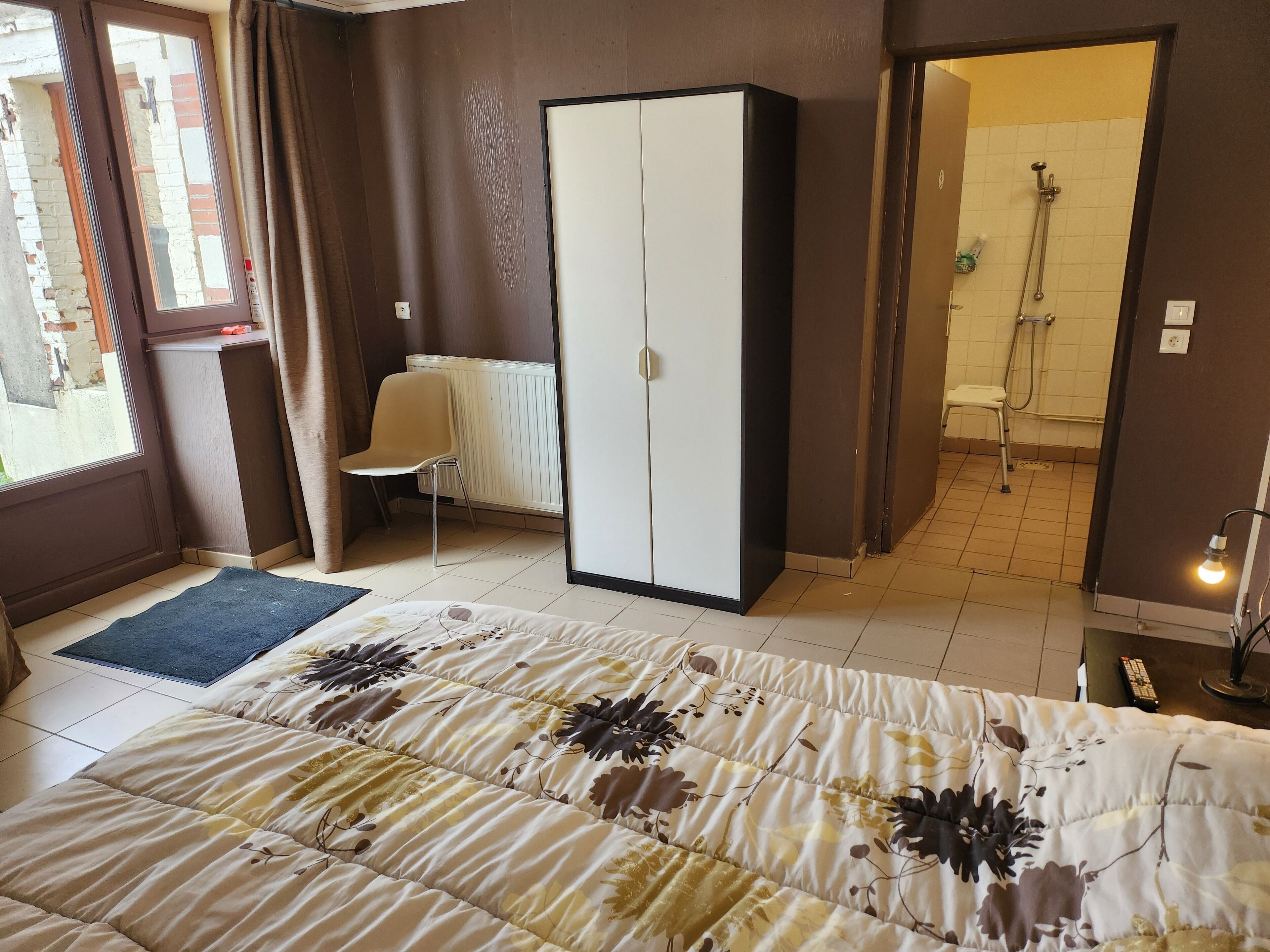 9 dormitorios, tabla de planchar con plancha, Internet