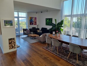 Villa de lujo, vistas a la colina | Zona de estar | Una televisión de pantalla plana