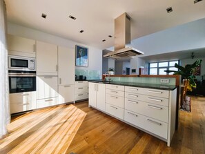 Villa de lujo, vistas a la colina | Cocina privada | Frigorífico grande, microondas, horno y placa de cocina