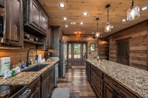 ثلاجة، ميكروويف، فرن، موقد طهي مسطح