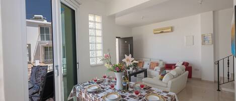 Villa, 2 habitaciones, alberca privada, vista al jardín | Sala de estar