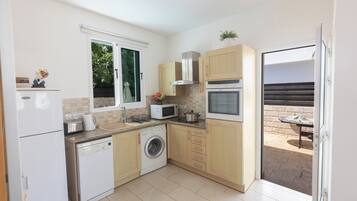 Villa, 2 Bedrooms, Private Pool, Garden View | Interior