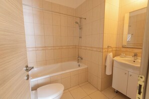 Villa, 2 chambres, piscine privée, vue jardin | Salle de bain
