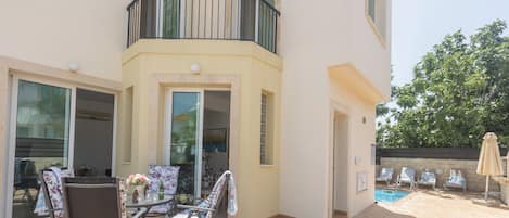 Villa, 2 habitaciones, alberca privada, vista al jardín | Balcón