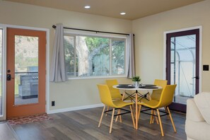 Casa, varias camas, patio, vista a la montaña (Smith Rock Base Camp) | Restaurantes