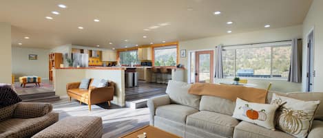 Casa, várias camas, varanda, vista para a montanha (Smith Rock Base Camp) | Área de estar | TV de tela plana 41 polegadas com canais digitais