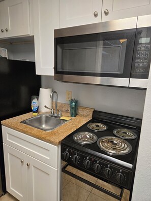 Fridge, microwave, oven, coffee/tea maker - The Cozy Retreat (Myrtle Beach)