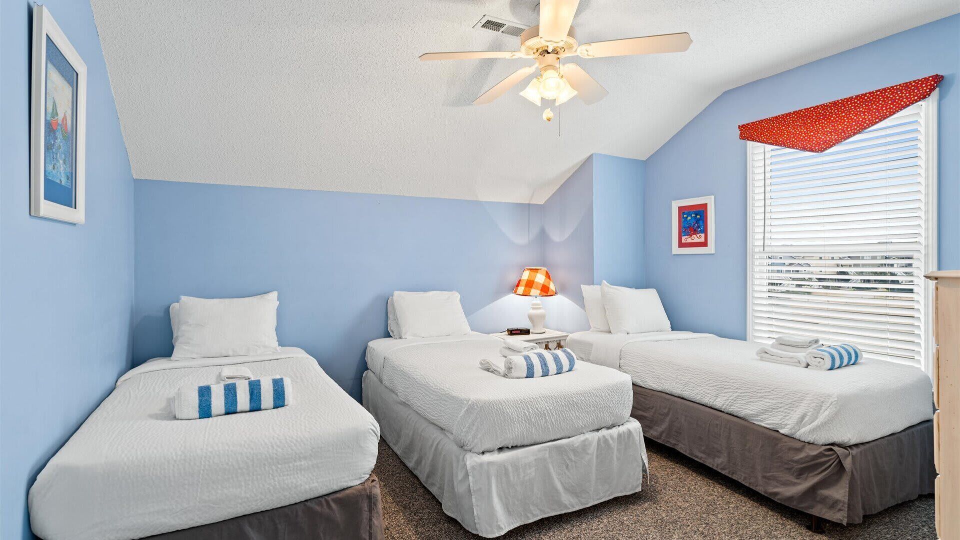 5 dormitoris, planxa i posts de planxar, wifi i roba de llit 