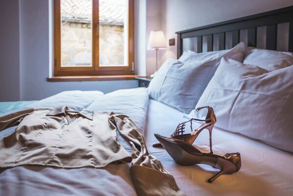 1 dormitorio, escritorio, tabla de planchar con plancha y wifi