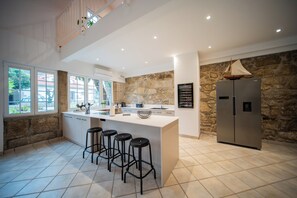 Villa, Ocean View | Private kitchen | Oven, stovetop, dishwasher, espresso maker - Quinta da Victória by venimar (Viana do Castelo)