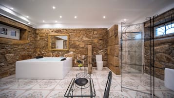 Villa, vistas al mar | Baño | Ducha, secador de pelo, jabón y champú