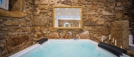Villa, vista al océano | Baño | Regadera, secadora de cabello, jabón, shampoo