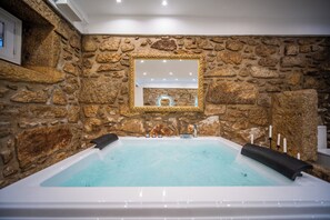 Villa, Ocean View | Bathroom | Shower, hair dryer, soap, shampoo - Quinta da Victória by venimar (Viana do Castelo)