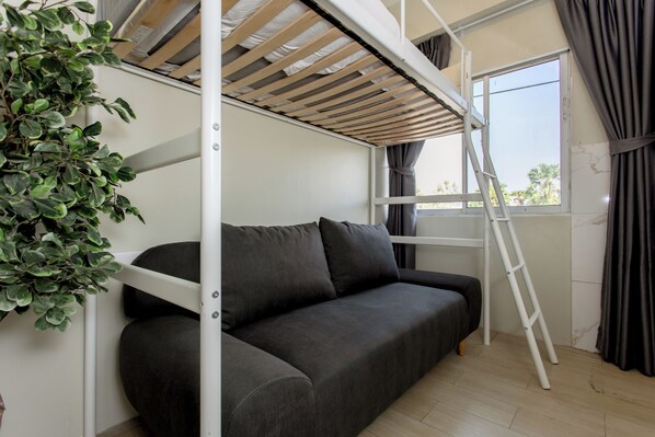 Economy Single Room - Nomad Plus Life Hostel Pattaya (Pattaya)