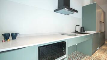 Réfrigérateur, micro-ondes, four, plaque de cuisson