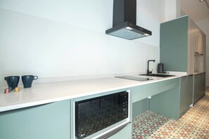 Kühlschrank, Mikrowelle, Ofen, Herdplatte