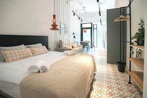 1 dormitorio, tabla de planchar con plancha, wifi y ropa de cama