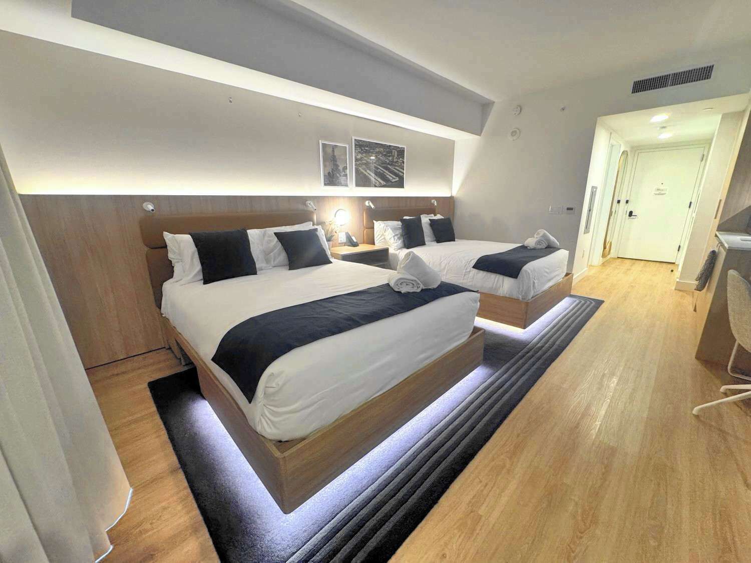 Skrivebord, strykejern/-brett, wi-fi og sengetøy