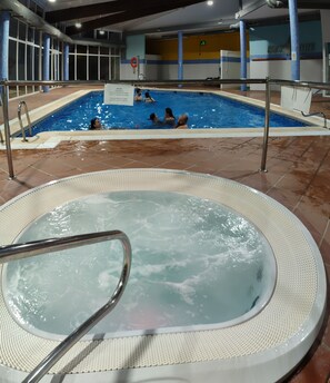 Una piscina cubierta, una piscina al aire libre