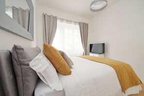 2 bedrooms, iron/ironing board, WiFi, bed sheets - Graceful Apartment near St.Peter - METRO at mt 100 (Roma)