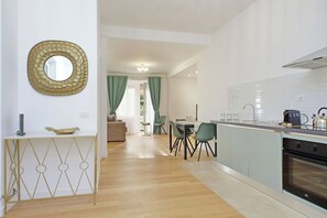 Fridge, oven, stovetop, dishwasher