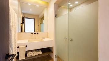 Douche, sĂšche-cheveux