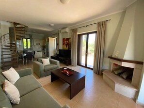 Televisie, een open haard, een dvd-speler en een stereo