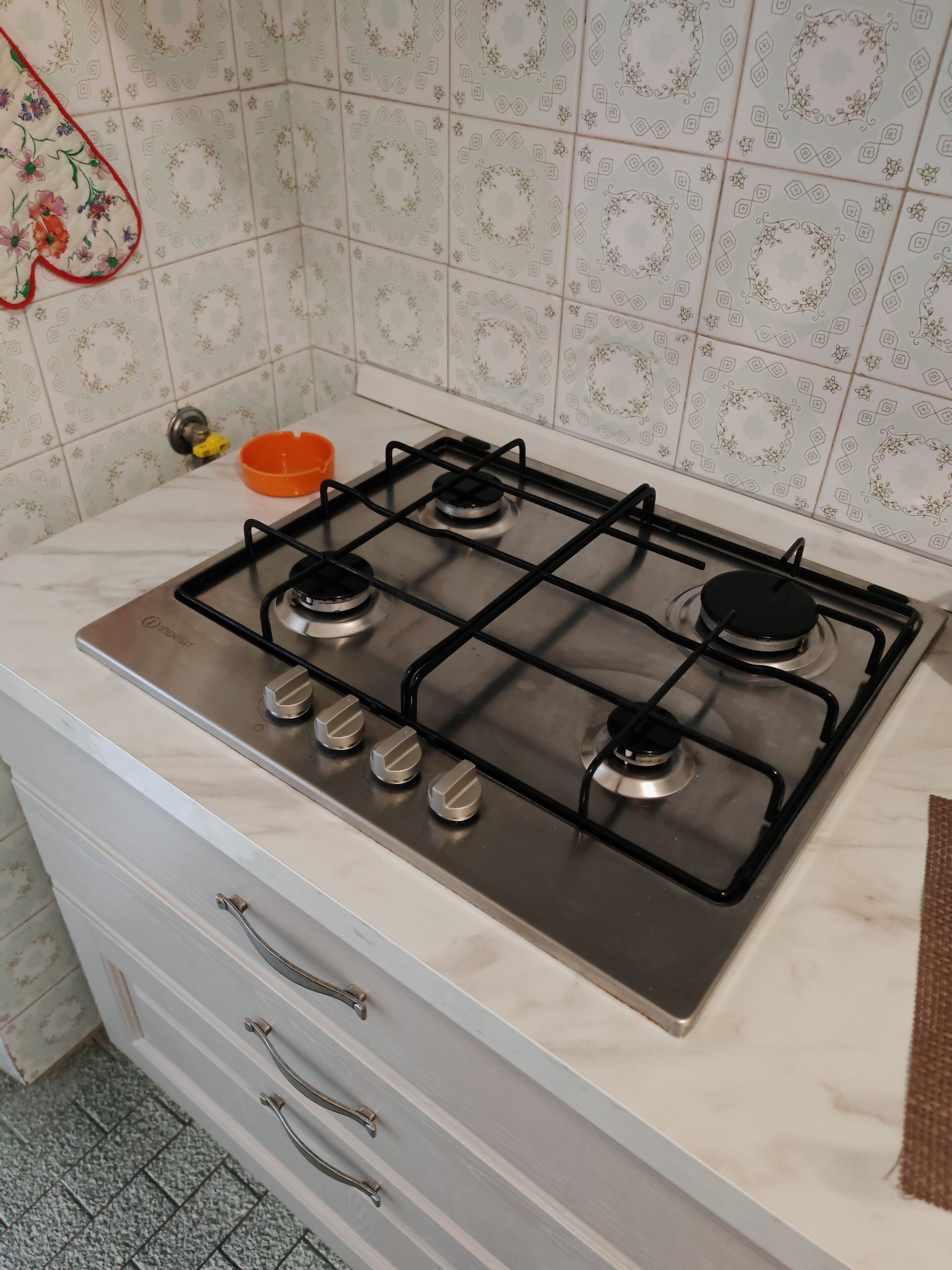 Kühlschrank, Ofen, Herdplatte, Wasserkocher mit Kaffee-/Teezubehör