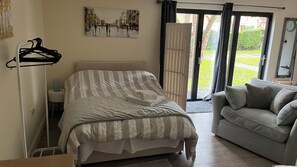 1 bedroom, iron/ironing board, WiFi, bed sheets - Retreat to a tranquil 30sqm Cedar wood cabin on a 3 acre country estate. (Ramsden Heath)
