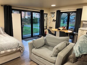 Een strijkplank/strijkijzer, wifi, beddengoed