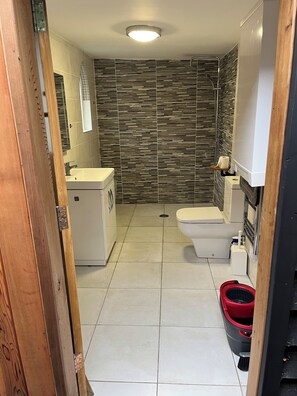 Hair dryer, towels, soap, toilet paper - Retreat to a tranquil 30sqm Cedar wood cabin on a 3 acre country estate. (Ramsden Heath)